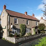 Plumpton Court 4*