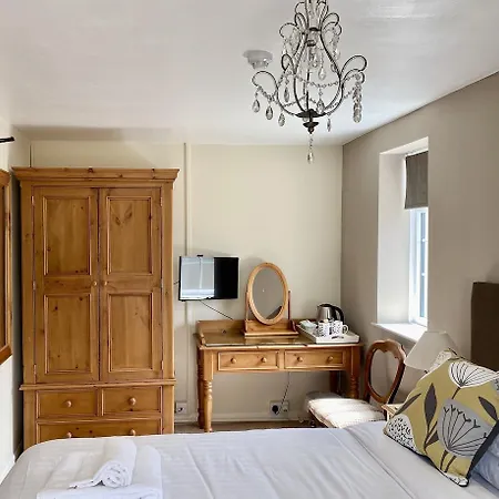 ゲストハウス Plumpton Court 4*