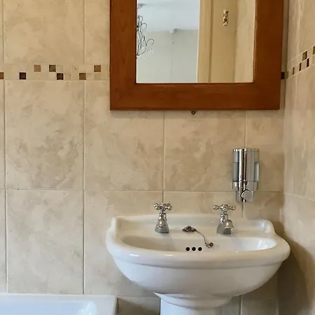 Plumpton Court 4*